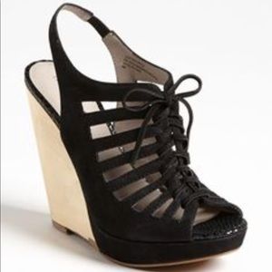 Hinge Lace up black wedge